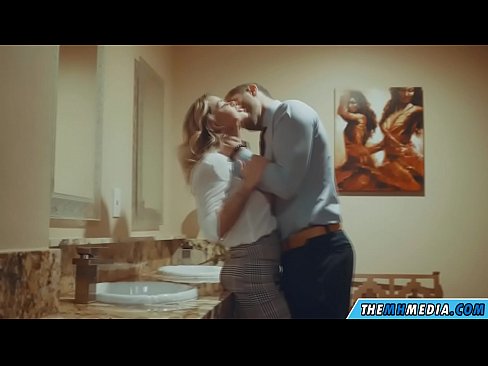 ❤️ Pamene blonde wabusty akunyengererani m'chimbudzi cha anthu onse Zolaula pa ny.com-porn-kai.ru ﹏